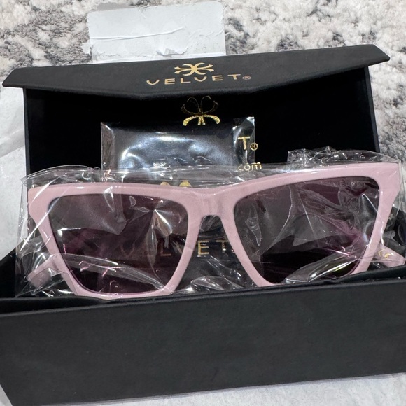 Velvet ‘Helen’ Lavender Blush Sunglasses main image 4